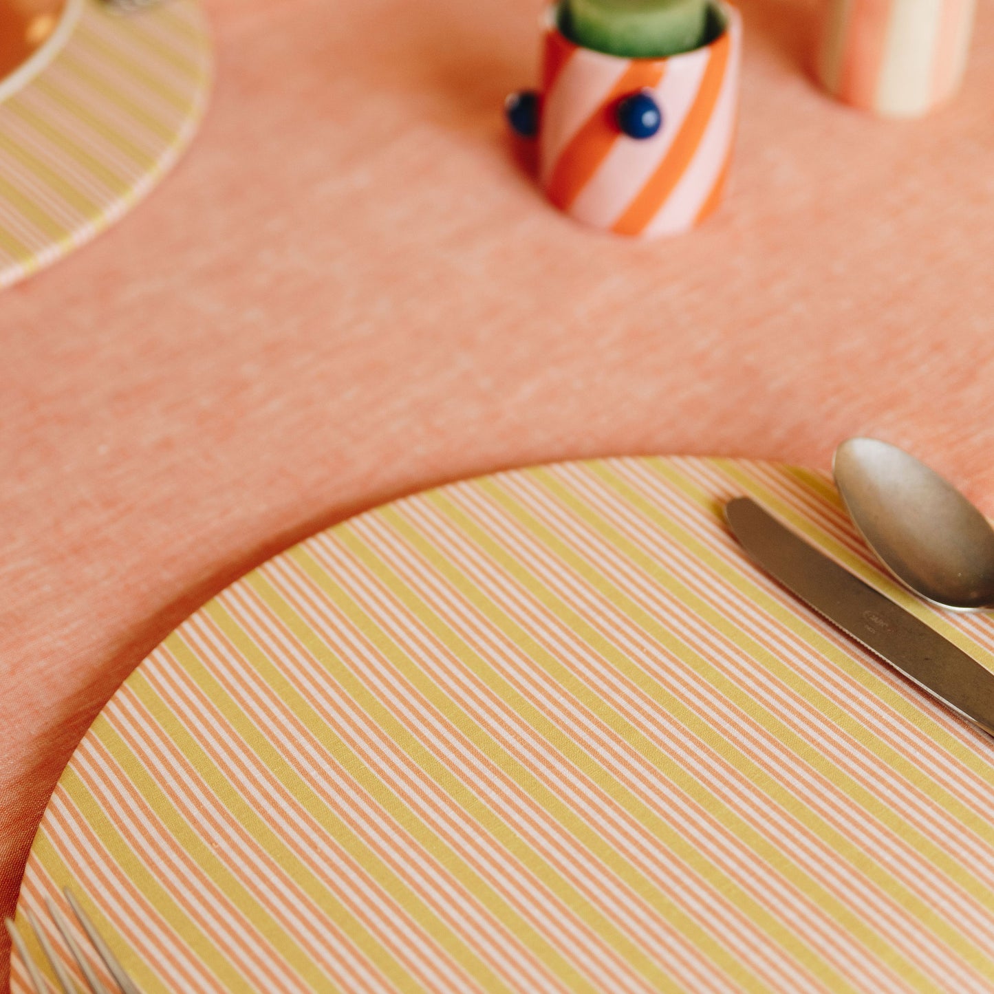 Less is more: Coppia di sottopiatti abbinati lime e rigato con tovaglioli