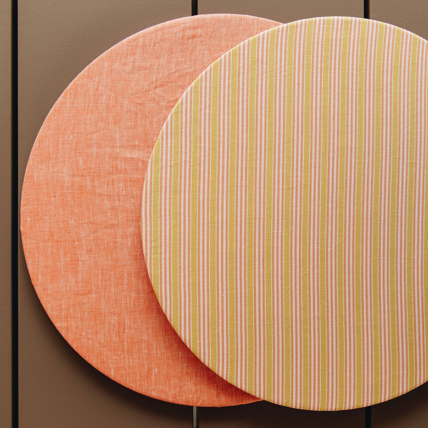 Less is more: Coppia di sottopiatti abbinati lime e rigato con tovaglioli